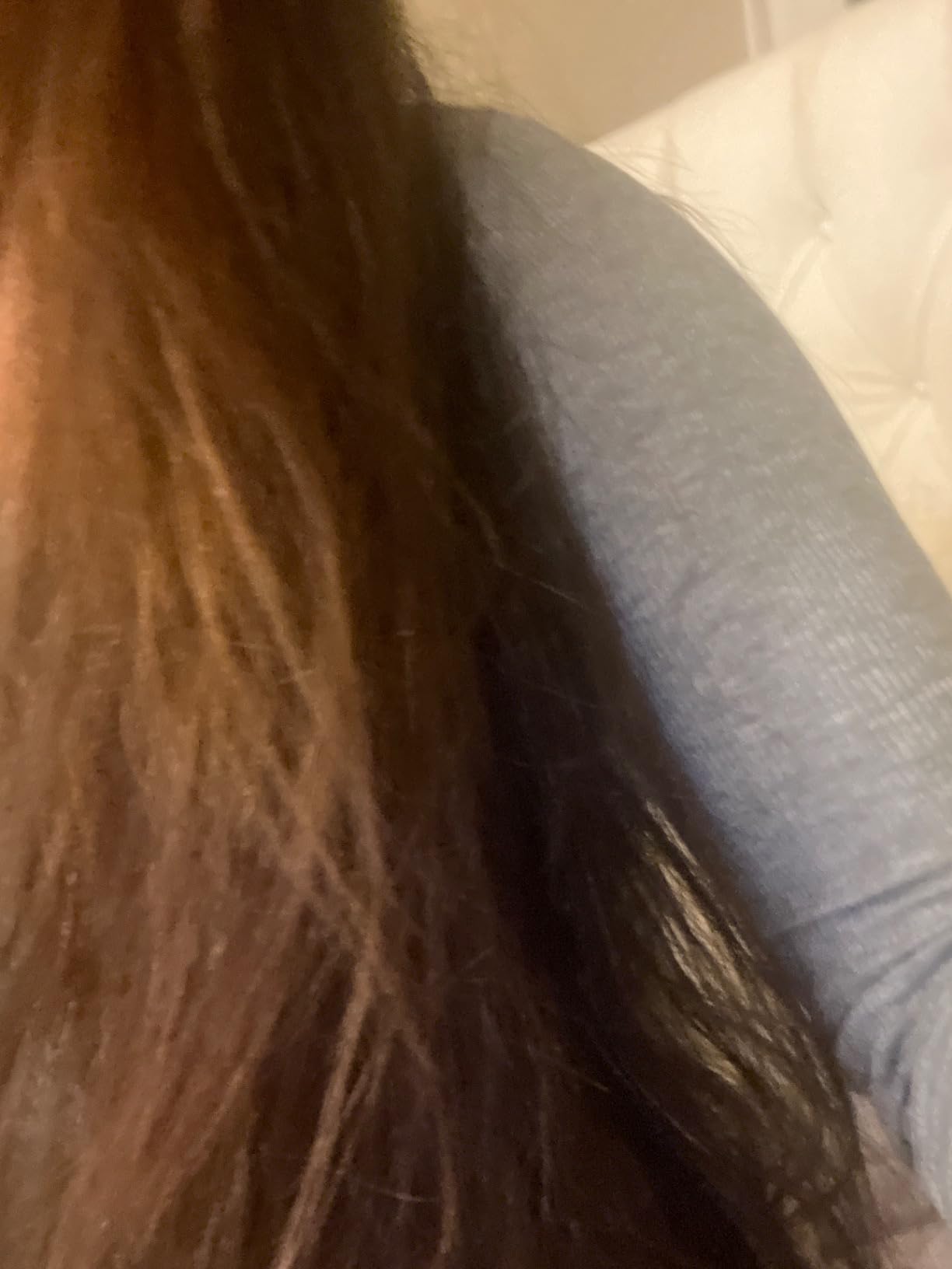 Peu visible sur cheveux foncés
