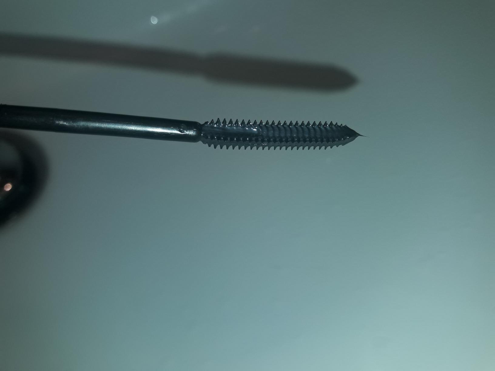 Regard agrandi et cils parfaitement séparés même après une longue journée de travail, une soirée entre amies et quelques larmes de joie, ce mascara Telescopic noir reste impeccable du matin au soir sans retouche et sans effet panda, la brosse fine permet une application chirurgicale mèche par mèche et le résultat est à la fois naturel et spectaculaire selon le nombre de couches, je ne peux plus m'en passer.