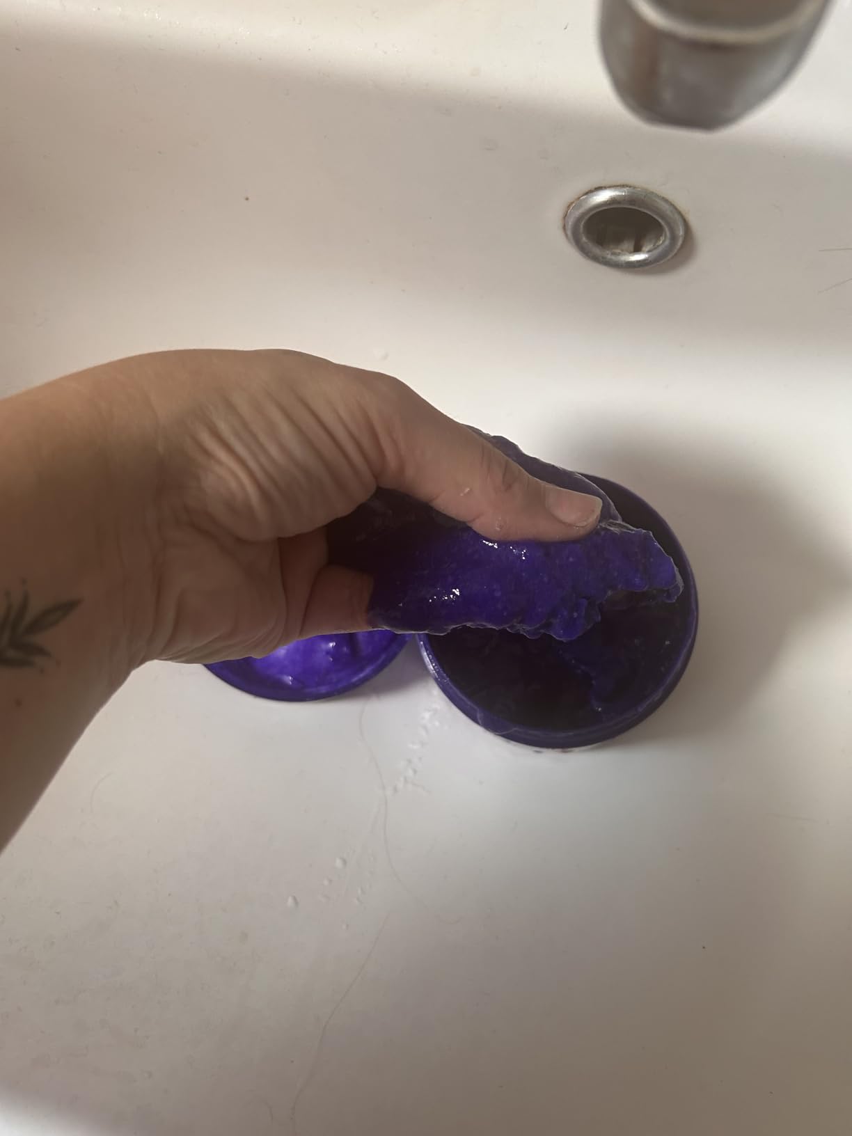 A laissé des reflets violets