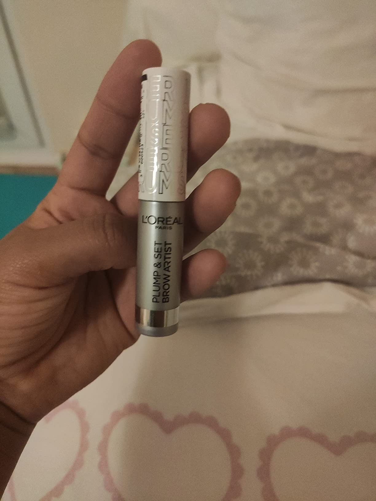 Sourcils fixés toute la journée